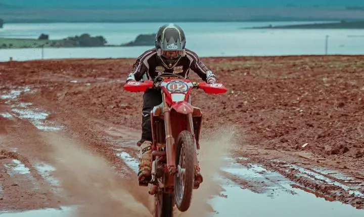 Nicolas Rodriguez (Motos) e Bruno Varela (UTVs) são os campeões do Rally Poeira 2026